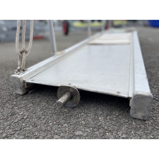 Passerelle pliable d'occasion 2.5 M avec roue et main courante.