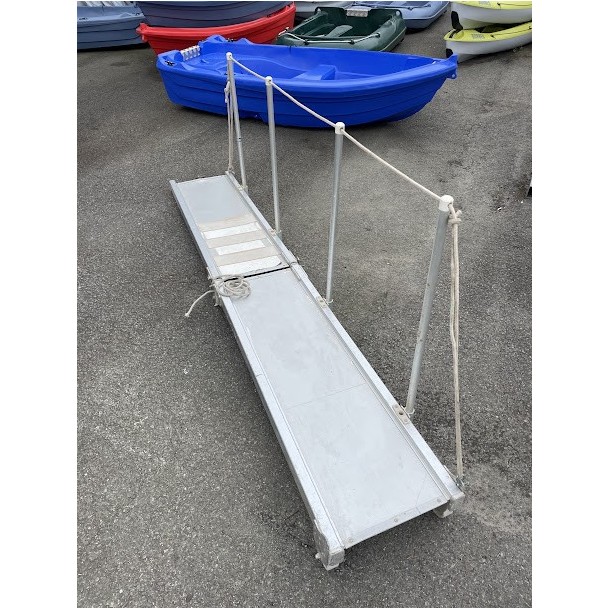 Passerelle pliable d'occasion 2.5 M avec roue et main courante. Passerelle pliable d'occasion 2.5 M avec roue et main courante.