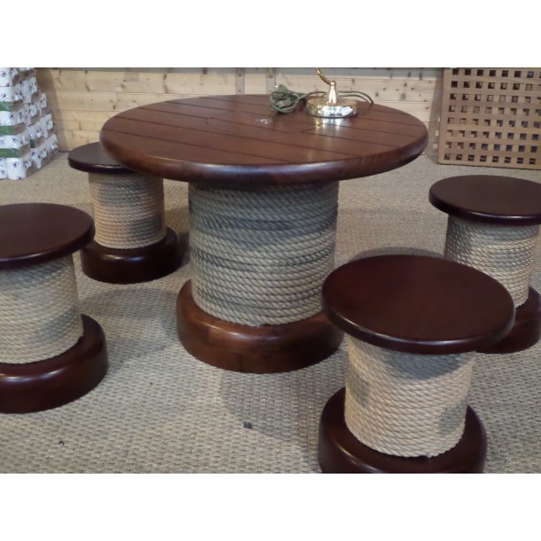 Salon en acajou esprit marin, 1 table basse et 4 tabourets