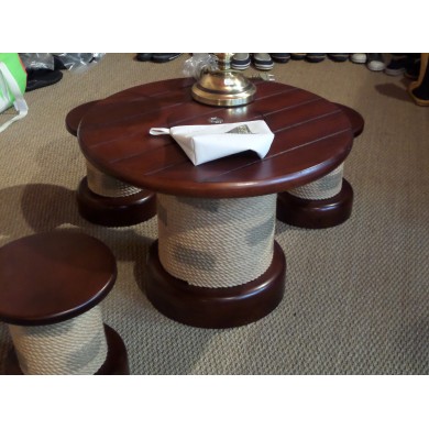 Salon en acajou esprit marin, 1 table basse et 4 tabourets